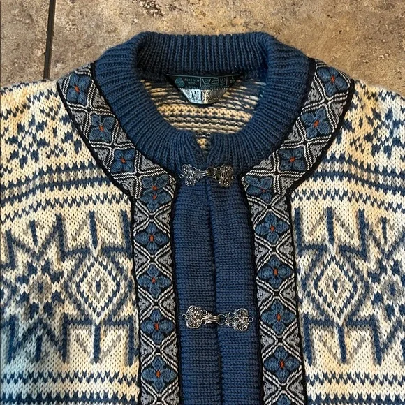 Vintage Dale of Norway Wool Cardigan With Pewter Claps Traditional Norwegian - Picture 2 of 9